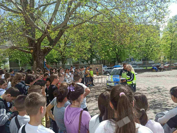 Пътни полицаи проведоха беседа по безопасно движение с над 100 ученици в Кърджали