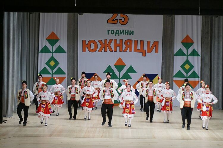 Танцов ансамбъл „Южняци“ отбеляза 25 години от създаването с голям концерт