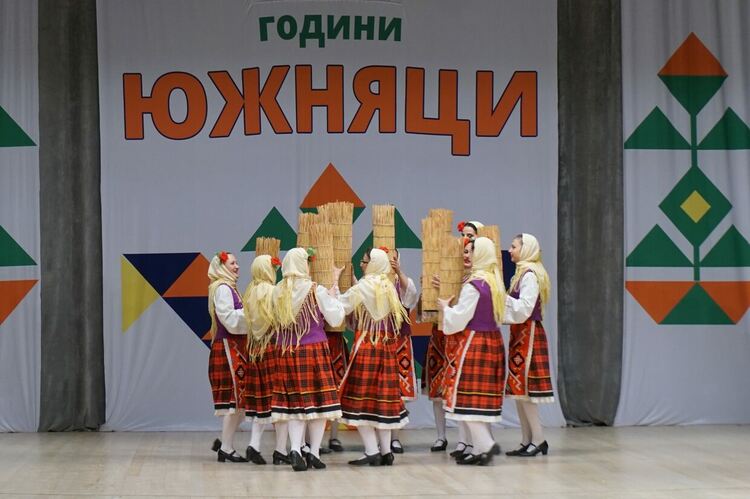 Танцов ансамбъл „Южняци“ отбеляза 25 години от създаването с голям концерт