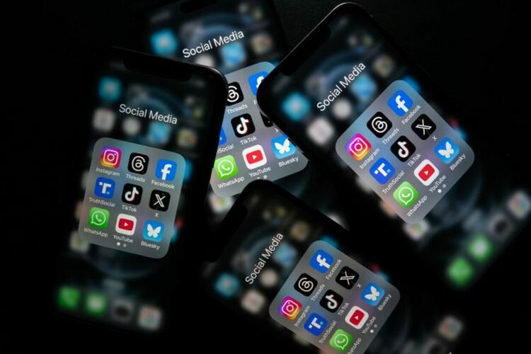 Айфони с апликации за социални мрежи