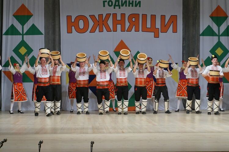Танцов ансамбъл „Южняци“ отбеляза 25 години от създаването с голям концерт