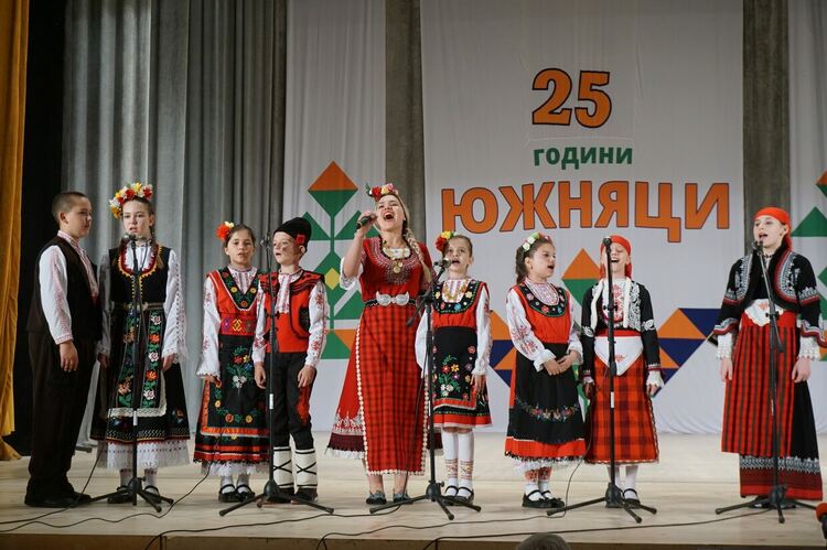 Танцов ансамбъл „Южняци“ отбеляза 25 години от създаването с голям концерт