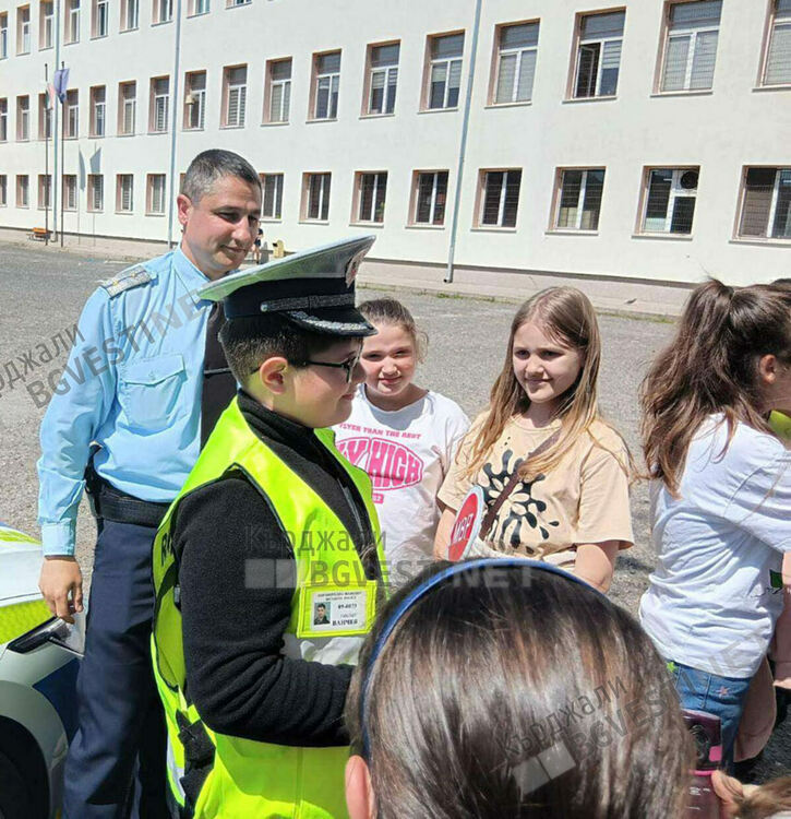 Пътни полицаи проведоха беседа по безопасно движение с над 100 ученици в Кърджали