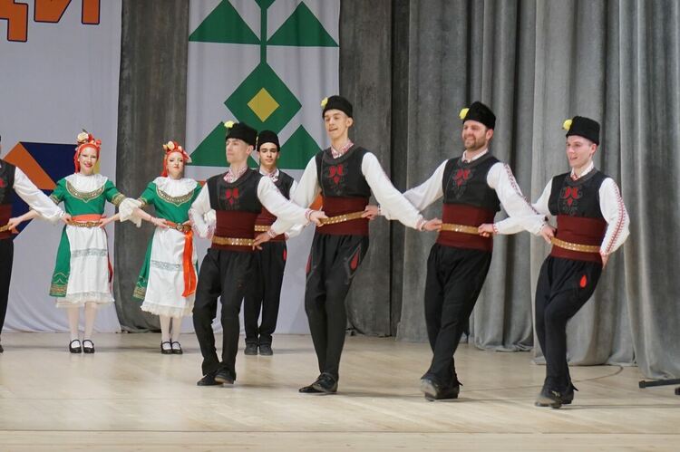 Танцов ансамбъл „Южняци“ отбеляза 25 години от създаването с голям концерт