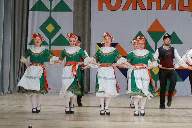 Танцов ансамбъл „Южняци“ отбеляза 25 години от създаването с голям концерт