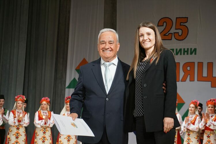 Танцов ансамбъл „Южняци“ отбеляза 25 години от създаването с голям концерт