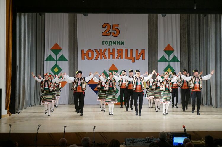 Танцов ансамбъл „Южняци“ отбеляза 25 години от създаването с голям концерт