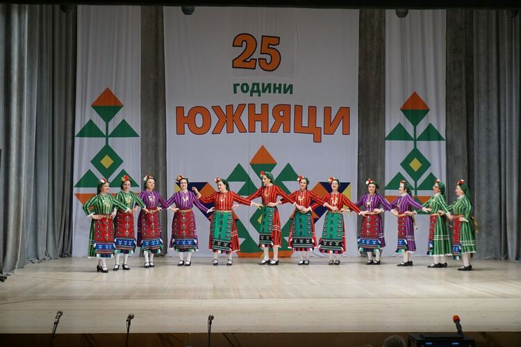 Танцов ансамбъл „Южняци“ отбеляза 25 години от създаването с голям концерт