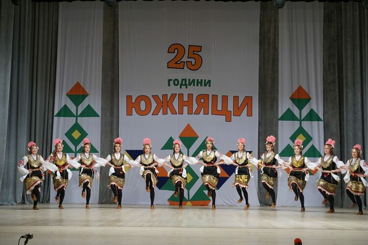 Танцов ансамбъл „Южняци“ отбеляза 25 години от създаването с голям концерт