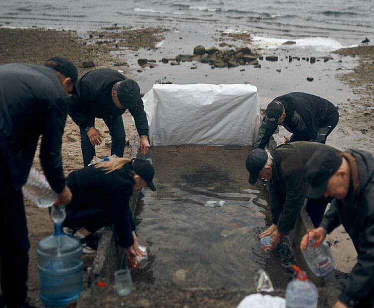 Жителите на Миколаiв събират вода от реката, след като руската ракета прекъсва водоснабдяването в града