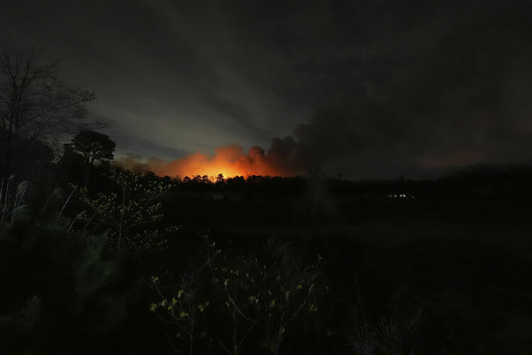 Огромен пожар в Ню Джърси застрашава стотици сгради, наредена е евакуация
