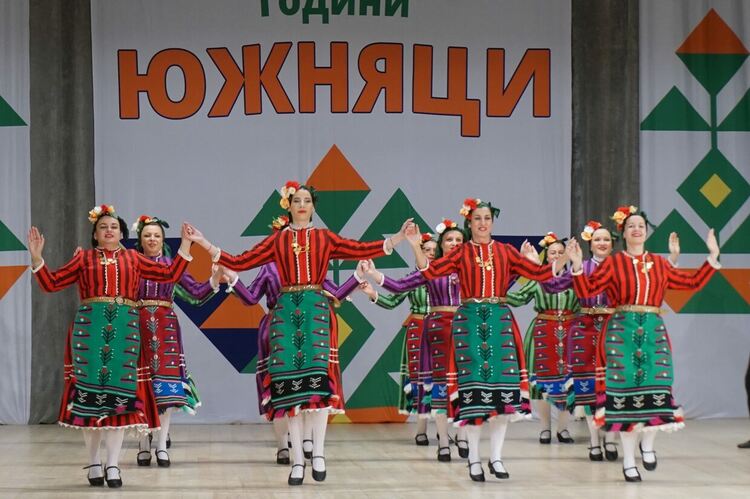 Танцов ансамбъл „Южняци“ отбеляза 25 години от създаването с голям концерт
