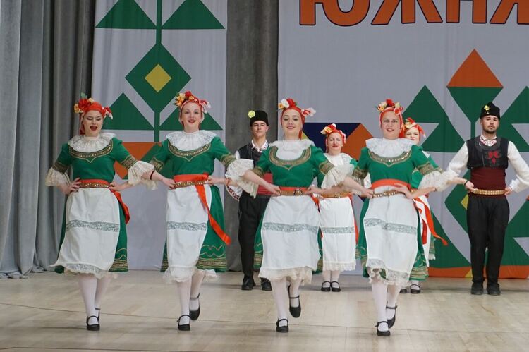 Танцов ансамбъл „Южняци“ отбеляза 25 години от създаването с голям концерт