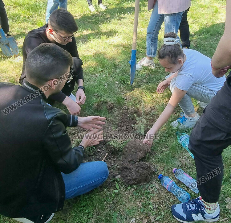 Младите таланти от „Южна пролет“ засадиха дръвчета в парк „Кенана“