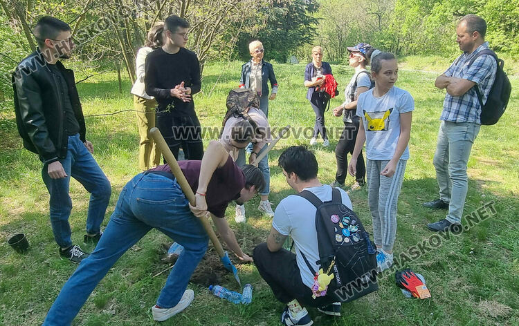 Младите таланти от „Южна пролет“ засадиха дръвчета в парк „Кенана“