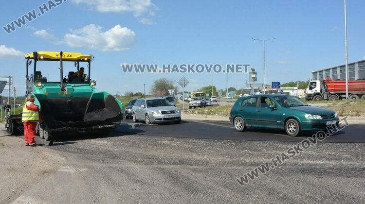Километрични задръствания от коли заради ремонт по пътя от Хасково към Димитровград