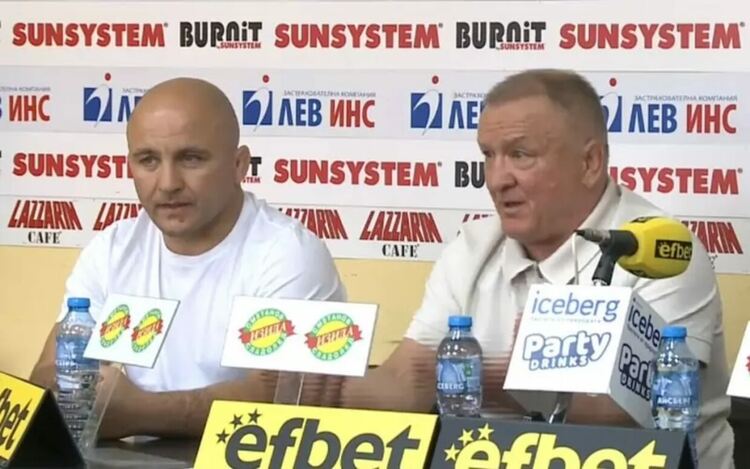 Симеон Щерев (вдясно) и бившият му възпитаник, а сега треньор на националите в свободния стил Радослав Великов са категорични, че ще има само централизирана подготовка