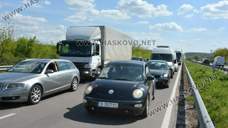Километрични задръствания от коли заради ремонт по пътя от Хасково към Димитровград