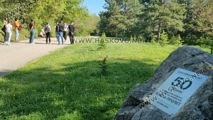 Младите таланти от „Южна пролет“ засадиха дръвчета в парк „Кенана“