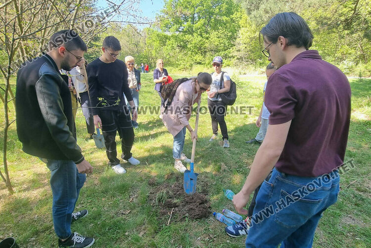 Младите таланти от „Южна пролет“ засадиха дръвчета в парк „Кенана“