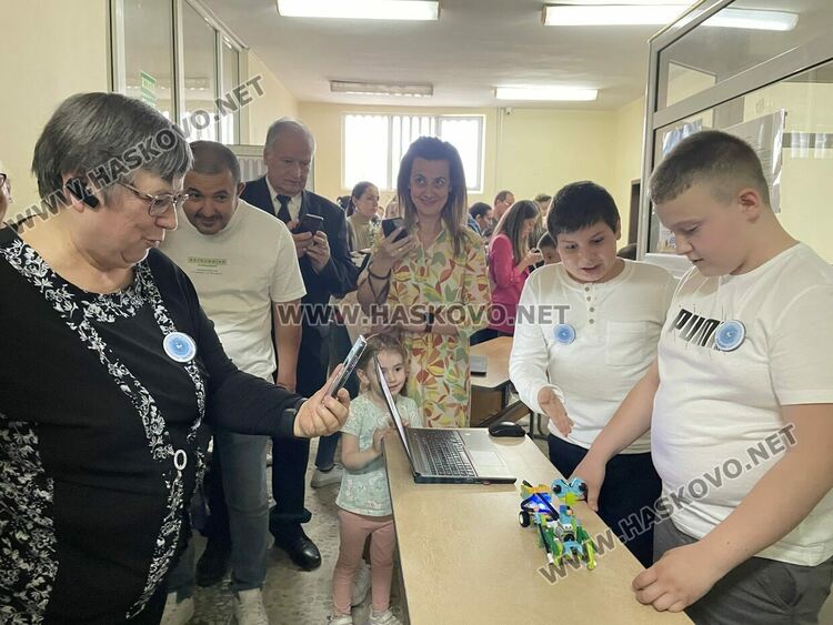 Наградиха победителите в международния конкурс „Творчество без граници“, представиха лего роботи