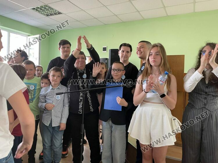 Наградиха победителите в международния конкурс „Творчество без граници“, представиха лего роботи