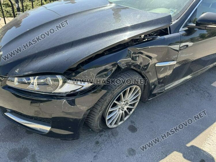 Водач на „Крайслер“ не спря на „Стоп“ и удари „Ягуар“ на кръстовището край „Лебеда“