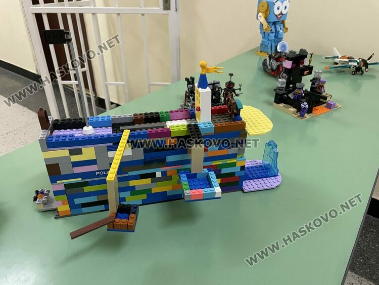 Наградиха победителите в международния конкурс „Творчество без граници“, представиха лего роботи