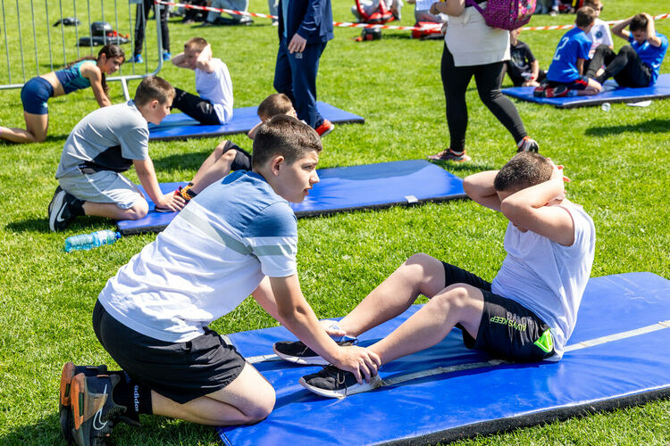 Повече от 450 ученици от пернишките училища и спортни клубове се включиха в инициативата „Спортувай с Президента“