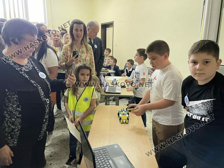 Наградиха победителите в международния конкурс „Творчество без граници“, представиха лего роботи