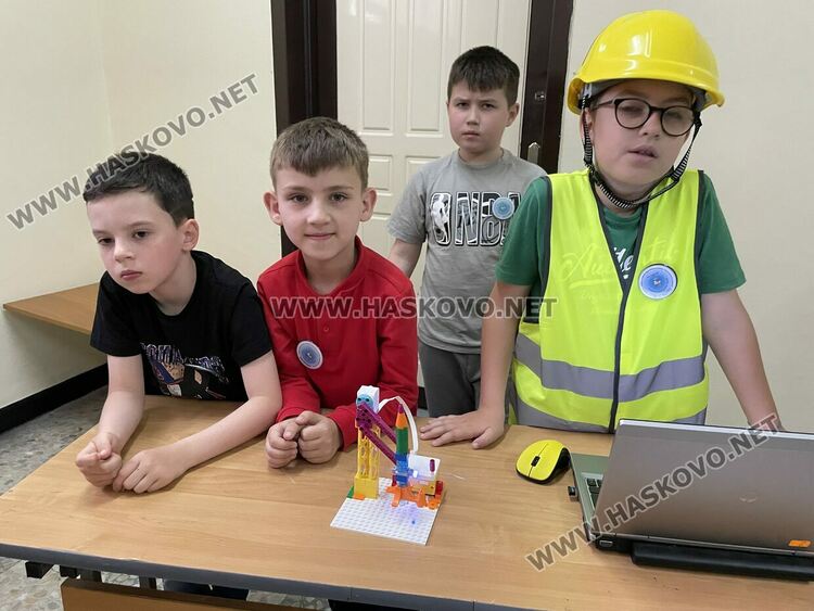 Наградиха победителите в международния конкурс „Творчество без граници“, представиха лего роботи