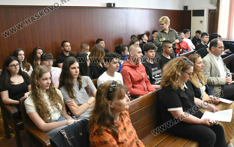 Ученици издадоха присъди след симулативен процес в Хасково