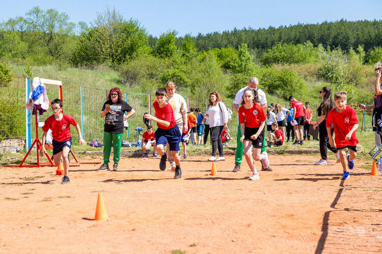 Повече от 450 ученици от пернишките училища и спортни клубове се включиха в инициативата „Спортувай с Президента“