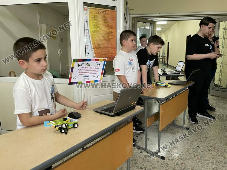 Наградиха победителите в международния конкурс „Творчество без граници“, представиха лего роботи