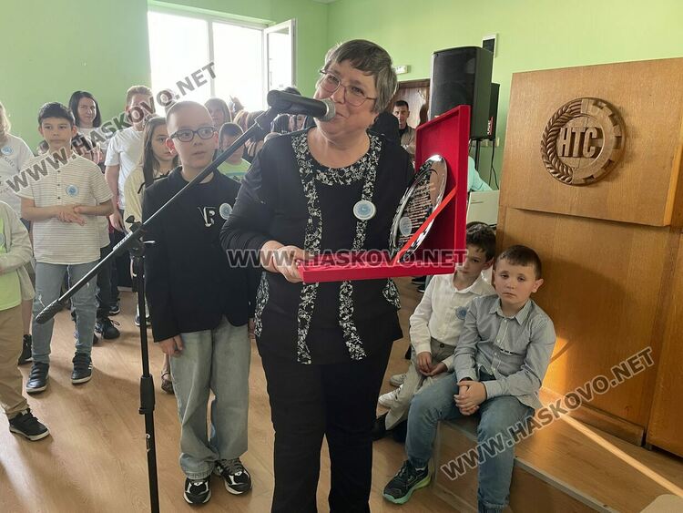 Наградиха победителите в международния конкурс „Творчество без граници“, представиха лего роботи