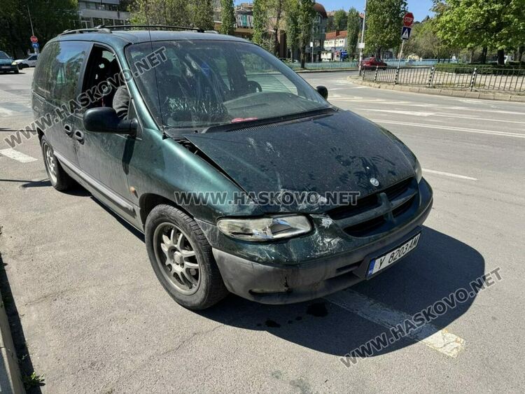 Водач на „Крайслер“ не спря на „Стоп“ и удари „Ягуар“ на кръстовището край „Лебеда“