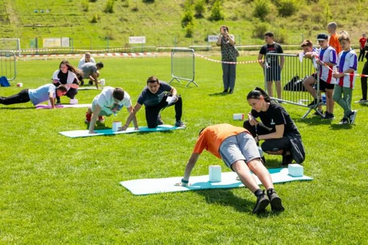 Повече от 450 ученици от пернишките училища и спортни клубове се включиха в инициативата „Спортувай с Президента“