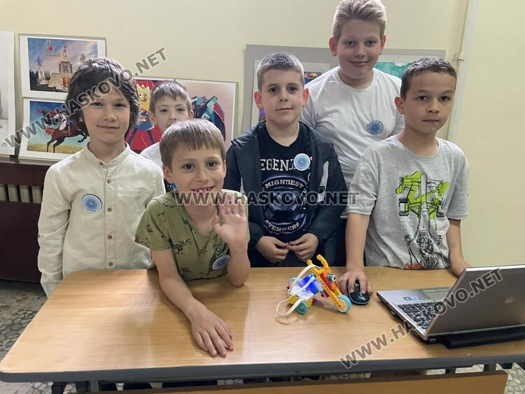 Наградиха победителите в международния конкурс „Творчество без граници“, представиха лего роботи