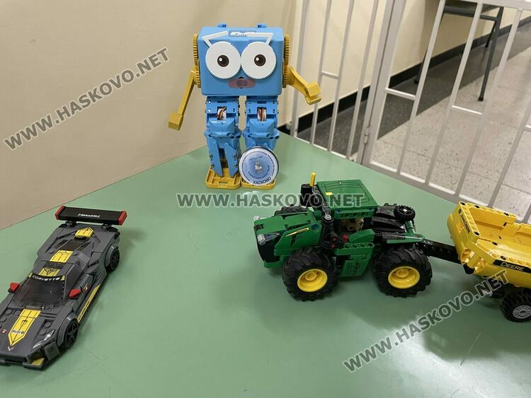 Наградиха победителите в международния конкурс „Творчество без граници“, представиха лего роботи