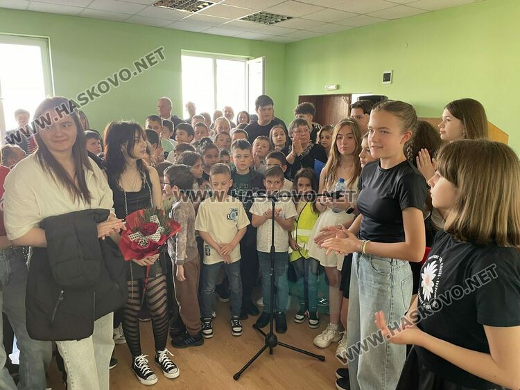 Наградиха победителите в международния конкурс „Творчество без граници“, представиха лего роботи