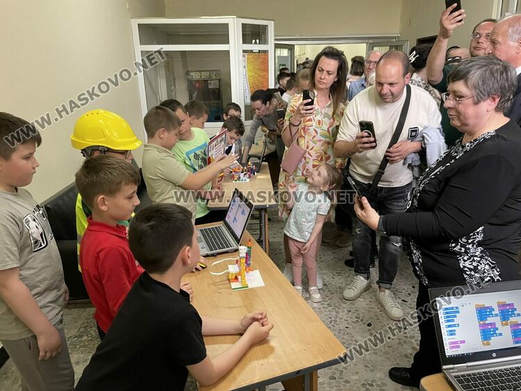 Наградиха победителите в международния конкурс „Творчество без граници“, представиха лего роботи