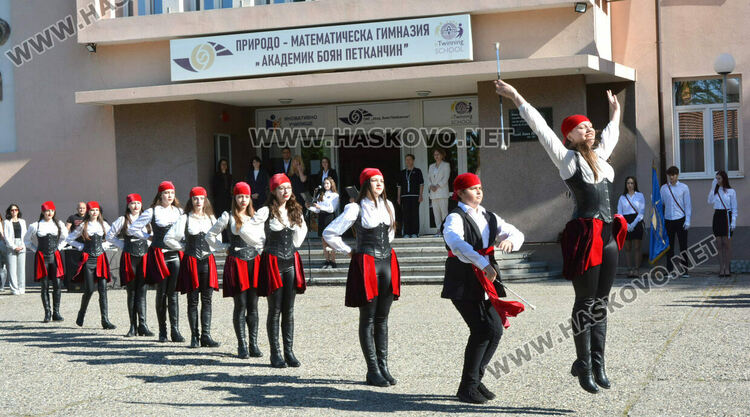 ПМГ-Хасково отбеляза 118 г. от рождението на патрона си акад. Боян Петканчин и 53 г. от създаването на гимназията