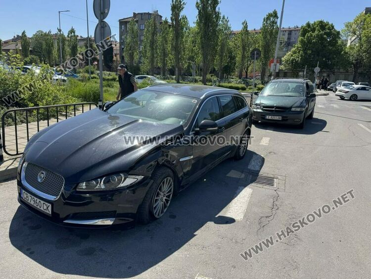 Водач на „Крайслер“ не спря на „Стоп“ и удари „Ягуар“ на кръстовището край „Лебеда“