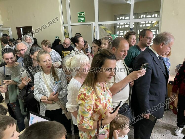 Наградиха победителите в международния конкурс „Творчество без граници“, представиха лего роботи