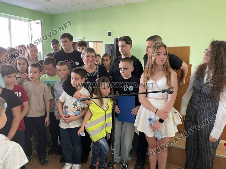 Наградиха победителите в международния конкурс „Творчество без граници“, представиха лего роботи