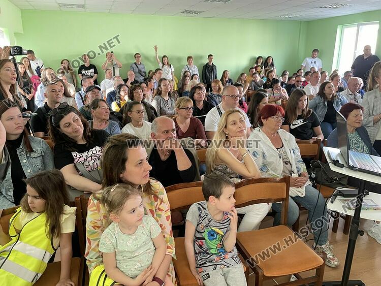 Наградиха победителите в международния конкурс „Творчество без граници“, представиха лего роботи