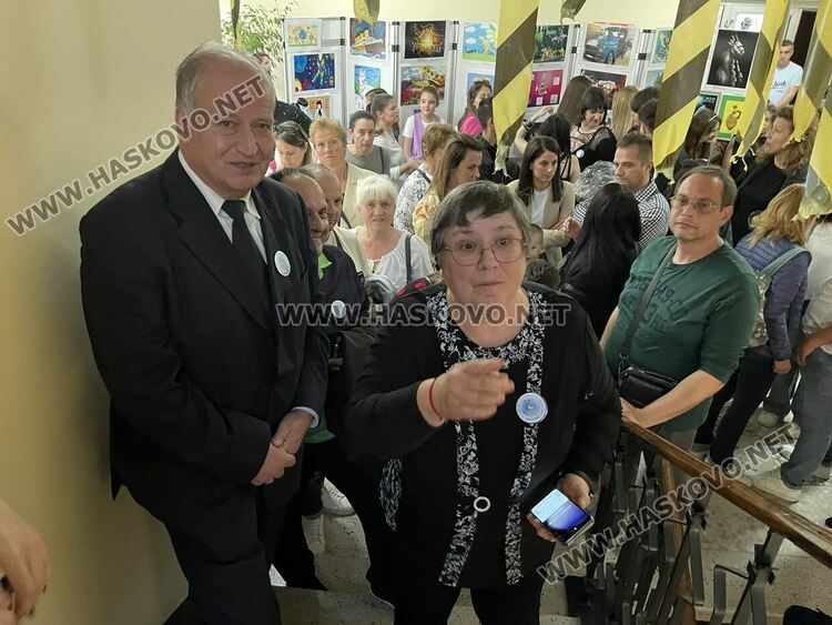 Наградиха победителите в международния конкурс „Творчество без граници“, представиха лего роботи