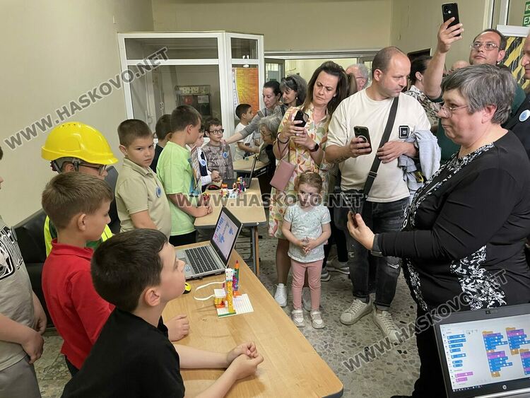 Наградиха победителите в международния конкурс „Творчество без граници“, представиха лего роботи