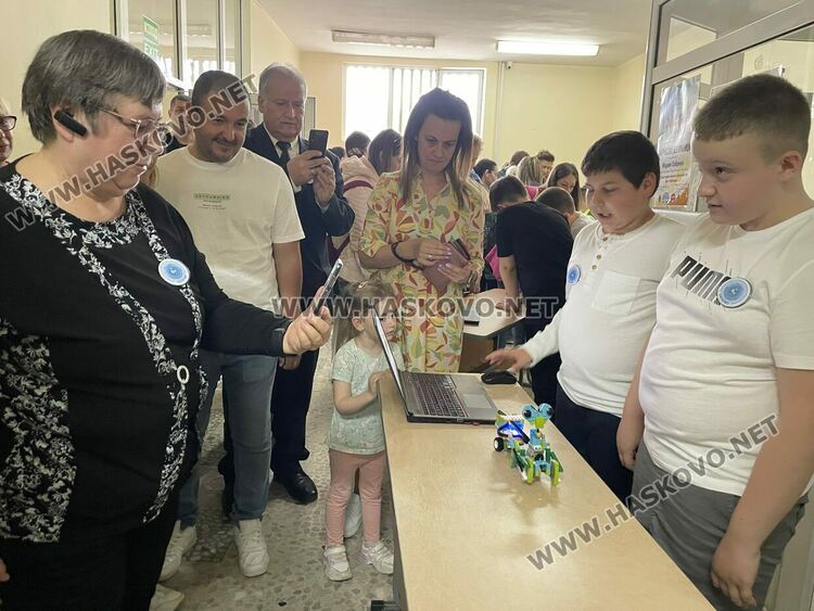 Наградиха победителите в международния конкурс „Творчество без граници“, представиха лего роботи