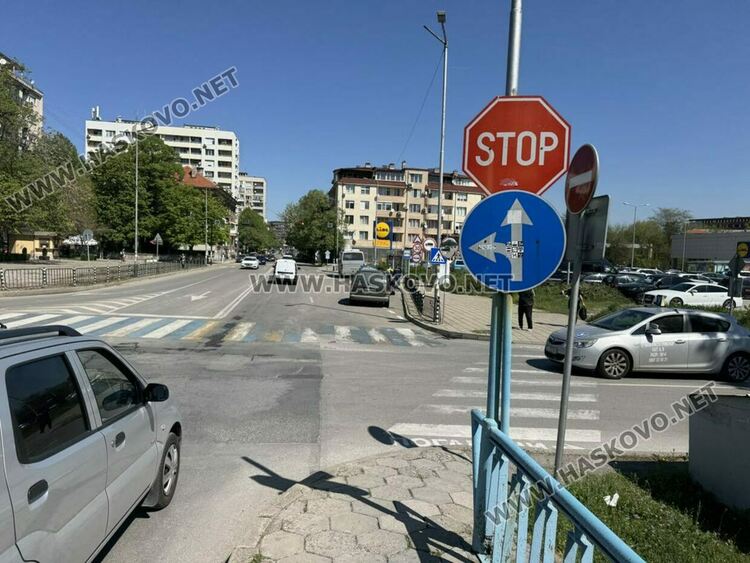 Водач на „Крайслер“ не спря на „Стоп“ и удари „Ягуар“ на кръстовището край „Лебеда“